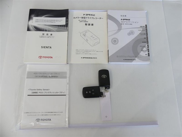 取扱説明書、メンテナンスノートが揃っています。カギを取り出す手間がなく施錠開錠・エンジン始動ができる便利なスマートキーです。
