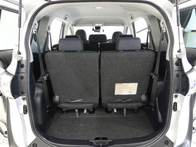 三列目シートは、折りたためますので大きなスペースが出来ちゃいます。キャンプ用品など大きな荷物もばっちり収納可能です♪