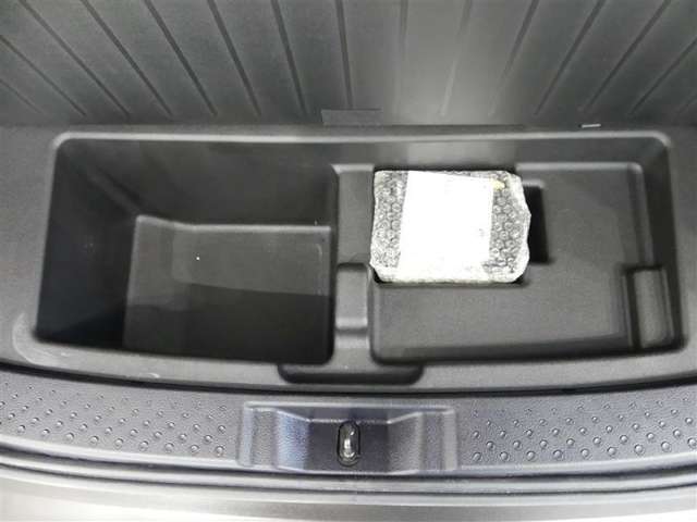 パンク修理剤とエアーポンプのセットです。スペアタイヤは装備していませんが空いたスペースを小物入れとして使用できます