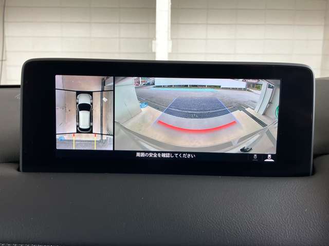 360度ビューカメラを搭載。4方の小型カメラの映像を処理し、車両真上からの映像に変換しています。