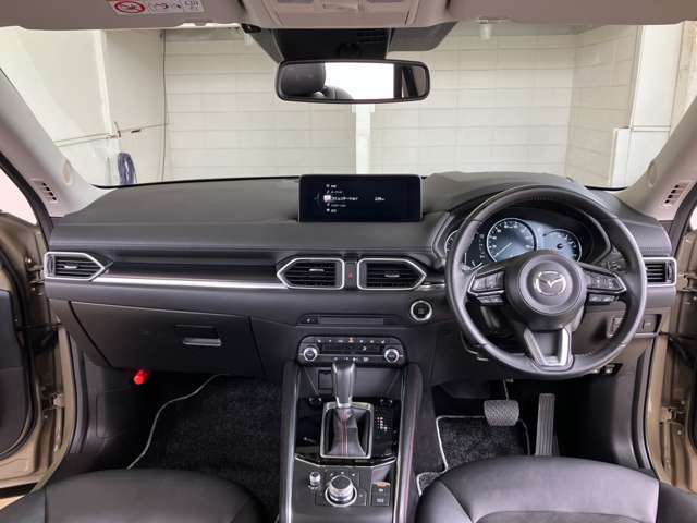 フロントピラーの位置を従来よりも後方にレイアウト。運転席からの視界の広がりを向上。車両の周囲の状況を、いち早く知ることで、安全に運行できます。