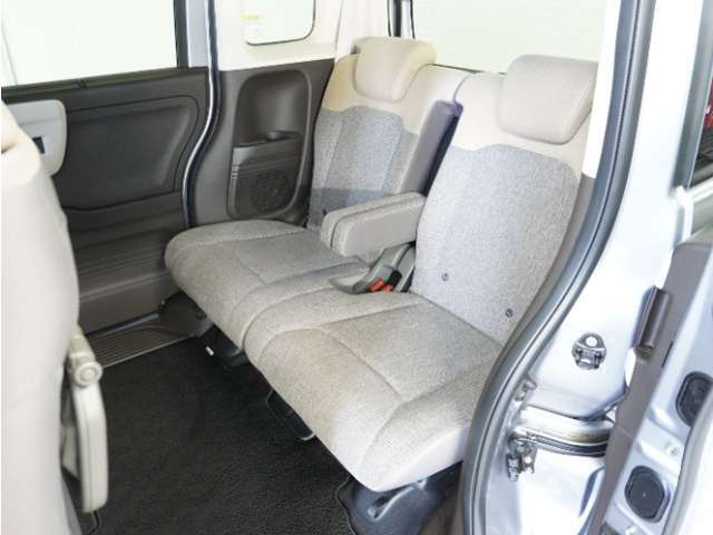 家族やご友人とBBQに行くとき、楽しさは道中の車内から始まっています！このベンチシートに座って、みんなで和気あいあい盛り上がりましょう！