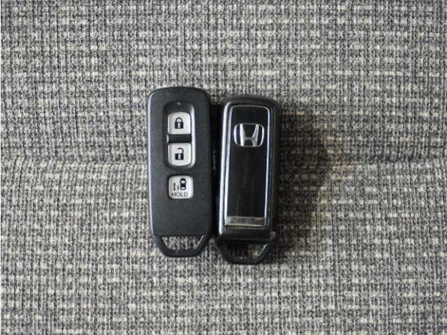 ◆スマートキー◆カギをバッグやポケットに入れたままでもドアロックの開閉ができる『スマートキー』付き！雨天や暗くなってもカギを取り出す必要がなくドアの開錠＆エンジンも始動できます