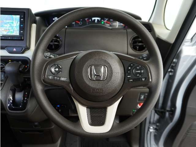 【Honda SENSING】 カメラ等装置で精度の高い検知能力を発揮、安全運転を支援します。ステアリング上のコントローラーに注目！