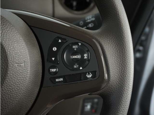 【アダプティブクルーズコントロール】予め設定した車速内でクルマが自動的に加減速。前走車との適切な車間距離を維持しながら追従走行します。【LKAS】車線維持支援システムでステアリング操作を支援。