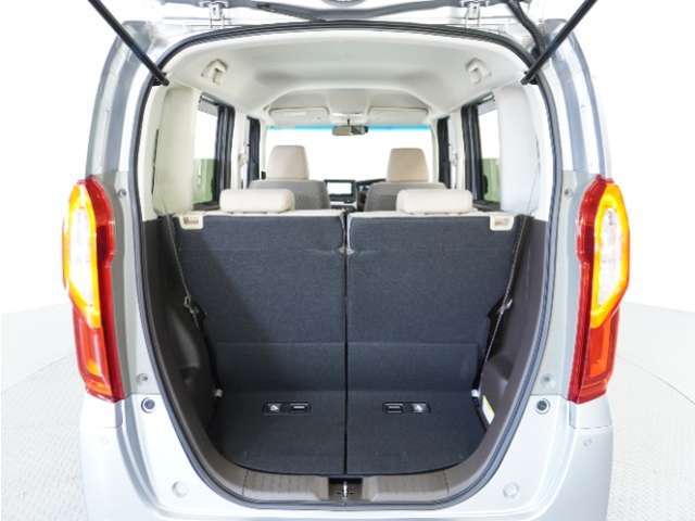 フル乗車でもしっかり荷物を収納出来るラゲッジスペースです。普段の買い物でしたらしっかり積める十分な荷室スペースを確保しています。