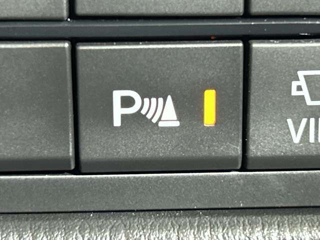 【パーキングセンサー】周囲に障害物があるとき音とディスプレー表示で障害物との距離をお知らせし、ドライバーに注意を促します。バックでの駐車時や狭い駐車場での出庫時などに役立ちます。