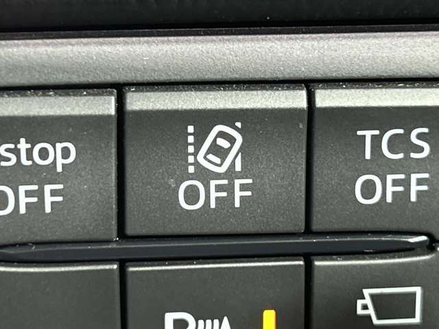 【車線逸脱警報システム（LDWS）】居眠り運転などでの車線のはみ出しを予測して、警告灯と警告音でドライバーに注意を促します！機能には限界があるためご注意ください。