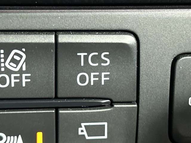 【トラクションコントロールシステム（TCS）】水にぬれた路面や雪道などのすべりやすい路面での発進や旋回加速時に起こる駆動輪の空転を防ぎ、適切な駆動力と操縦性を確保します！