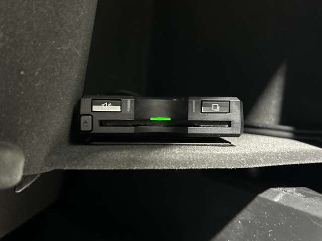 【ETC】有料道路を利用する際に料金所で停止することなく通過できる、ETC車載器（ノンストップ自動料金収受システム機器）が装備されています。セットアップを行うことで利用可能になります。