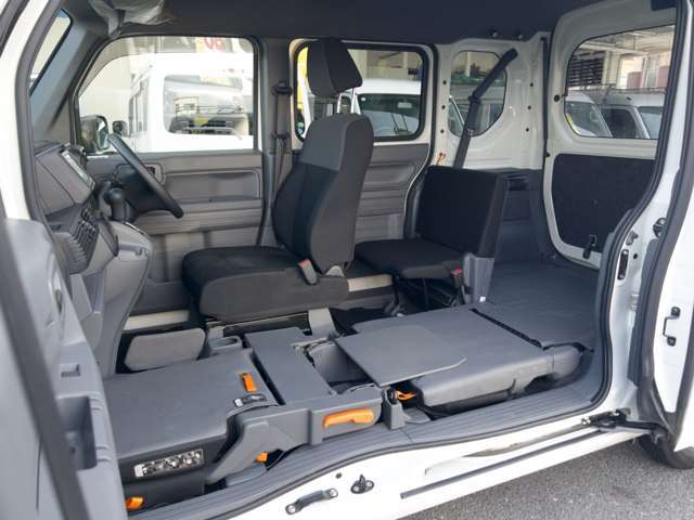 助手席側は前に倒すとフラットフロアになり、大きい荷物も積められます♪
