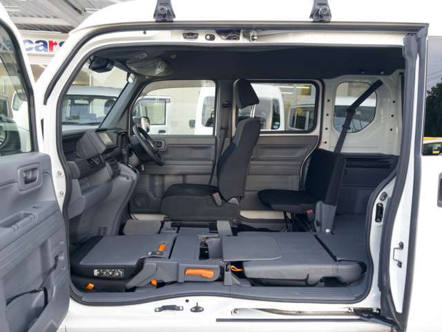 助手席側は柱のないセンタータンクレイアウト仕様で、荷物の出し入れがしやすくなっております♪