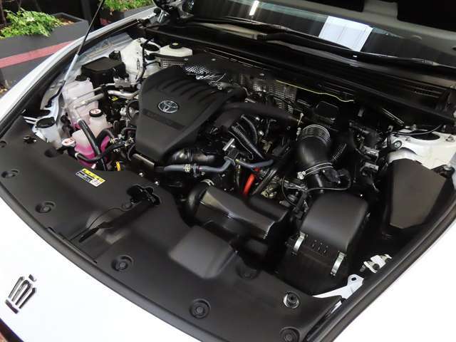 スポーツカー愛好家であっても胸のすく見事な加速フィール！富裕層セレブ＆知識層インテリを十分納得させる世界トップレベルの環境性能！この技術力はHYBRID開拓者であるTOYOTA社の真骨頂をまざまざと見せつけます。