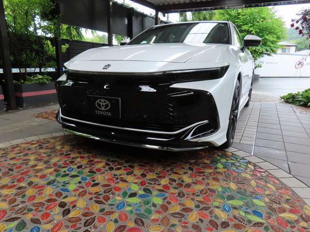 栄光の王冠『TOYOTAクラウン』の再定義。新しい時代を生き歩む人たちへ、トヨタからの新しい提案が此処に。このクルマの定義1ページ目は、あなた自身の記述からはじまる。さぁ ！！ 想像力のフラッグシップであれ ！！