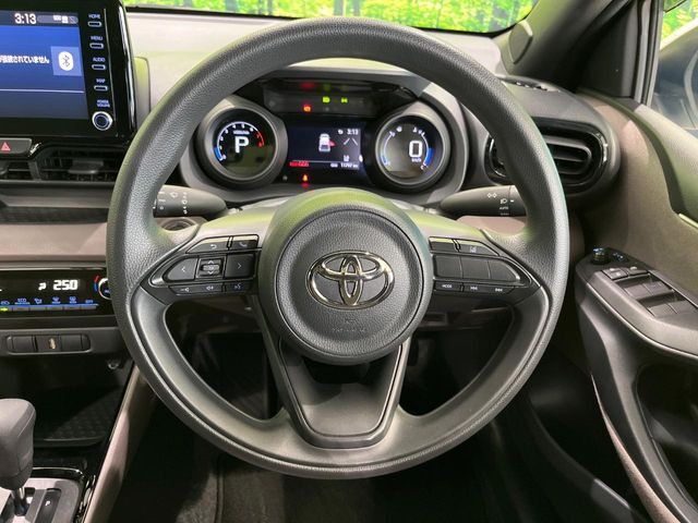 インテリアに合わせたデザインのステアリングは、運転される方のことも考え、運転しやすい形状、大きさです。是非一度、実際に触ってお確かめください。