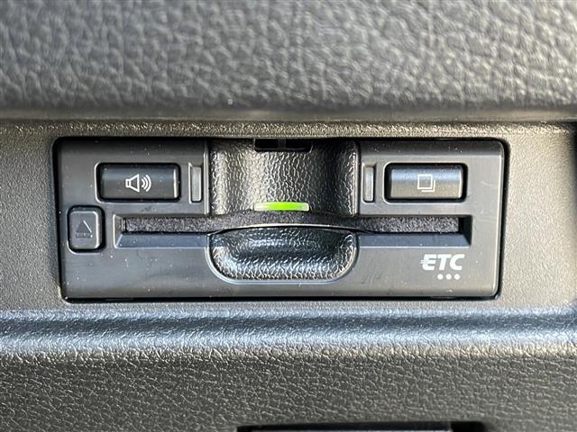 【ETC】有料道路を利用する際に料金所で停止することなく通過できる、ETC車載器（ノンストップ自動料金収受システム機器）が装備されています。セットアップを行うことで利用可能になります。