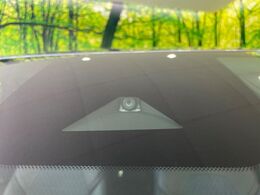 【インテリジェントエマージェンシーブレーキ】フロントカメラで前方の車両や歩行者を検知。衝突しそうな時は衝突被害軽減ブレーキが作動、衝突回避をサポート。より安全にドライブをお楽しみいただけます。