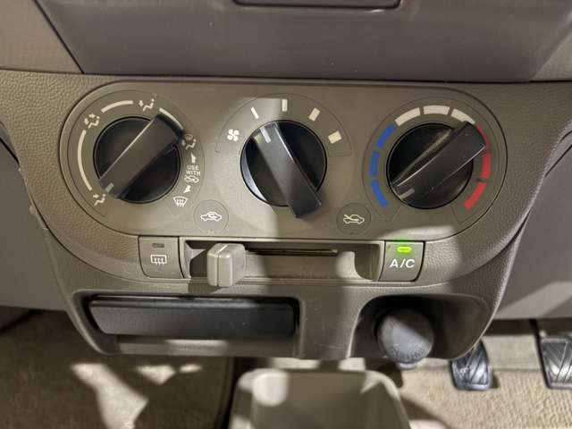 車検整備やオイル交換、タイヤ交換もお任せください♪　作業中は無料代車をご用意しております！