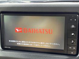【純正ナビ】人気の純正ナビを装備しております。ナビの使いやすさはもちろん、オーディオ機能も充実！キャンプや旅行はもちろん、通勤や買い物など普段のドライブも楽しくなるはず♪