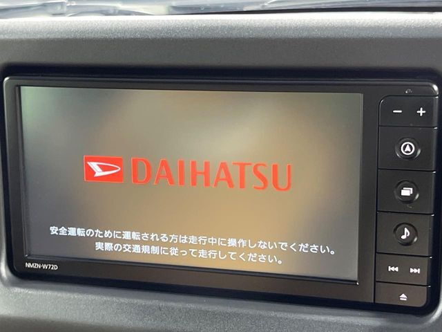 【純正ナビ】人気の純正ナビを装備しております。ナビの使いやすさはもちろん、オーディオ機能も充実！キャンプや旅行はもちろん、通勤や買い物など普段のドライブも楽しくなるはず♪