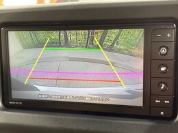 【バックカメラ】駐車時に後方がリアルタイム映像で確認できます。大型商業施設や立体駐車場での駐車時や、夜間のバック時に大活躍！運転スキルに関わらず、今や必須となった装備のひとつです！