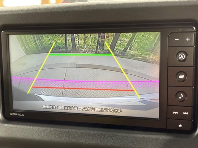 【バックカメラ】駐車時に後方がリアルタイム映像で確認できます。大型商業施設や立体駐車場での駐車時や、夜間のバック時に大活躍！運転スキルに関わらず、今や必須となった装備のひとつです！