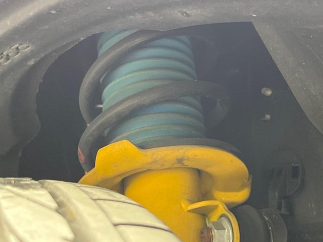 お車を安心してお乗りいただく為には、足回りの定期点検が欠かせません。サービスサポート（有償保証）では無料点検もご提供しており、安心のカーライフをお過ごしいただけるサポート体制が整っています。