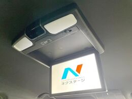 【フリップダウンモニター】大画面モニターで後席でもエンタメをお楽しみいただけます。小さなお子様にも大人気の装備です♪