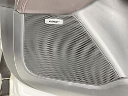 【BOSEサウンドシステム】メーカーオプションの高品位サウンドシステムを搭載。専用のチューニングが施された大小様々なスピーカーから良質なサウンドが奏でられ、臨場感あふれる音響空間を演出します。