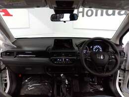 爽快な前方視界を是非、体感！また、形状を進化させたフロントピラーなどにより、安心感のある斜め前方の視界です。