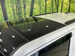 【スカイフィールトップ】ガラスルーフ搭載で車内の解放感が一気にアップ！開放的なドライブをお楽しみいただけます。