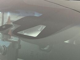 【ホンダセンシング】走行中に前方の車両等を認識し、衝突しそうな時は警報とブレーキで衝突回避と被害軽減をアシスト。より安全にドライブをお楽しみいただけます。