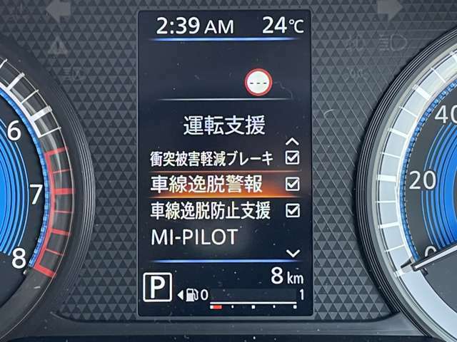 ◆【車線逸脱警報システム（LDW）】クルマが車線を外れそうになると、システムが警報ブザーとインフォメーション画面表示でドライバーに注意を促します。機能には限界があるためご注意ください。