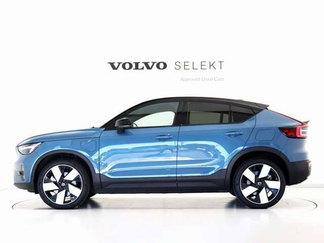 【C40 Recharge】クーペSUVスタイルを纏う、ボルボ初のピュアEVモデル。伝統的なスカンジナビアン・デザインを継承しながら、躍動感にあふれ優雅な雰囲気を身にまとう、新しい潮流を具現化したスタイリングです。