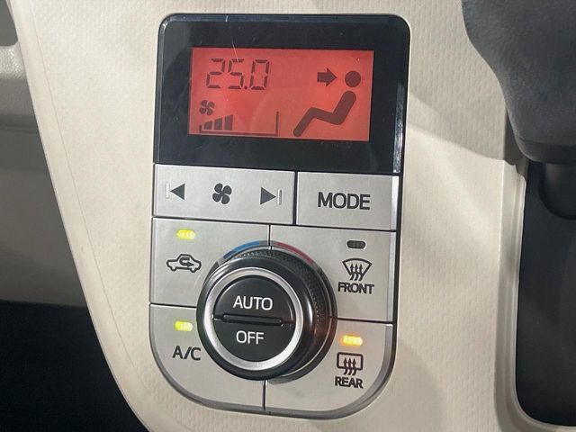 【オートエアコン】一度お好みの温度に設定すれば、車内の温度を検知し風量や温度を自動で調整。暑い…寒い…と何度もスイッチ操作をする必要はありません。快適な車内空間には必須の機能ですね♪