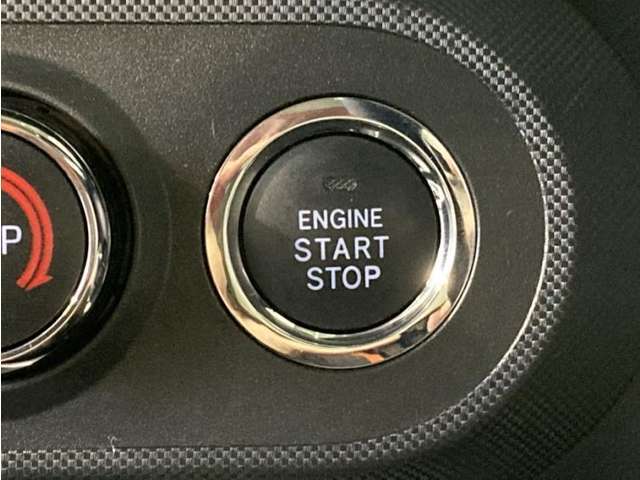 エンジンスタートボタンです。キーが車内にあれば、エンジンの始動・停止はブレーキを踏んでスイッチを押すだけ！キーを取り出す手間を省き、ワンプッシュでエンジンを操作するので簡単でスムーズです。