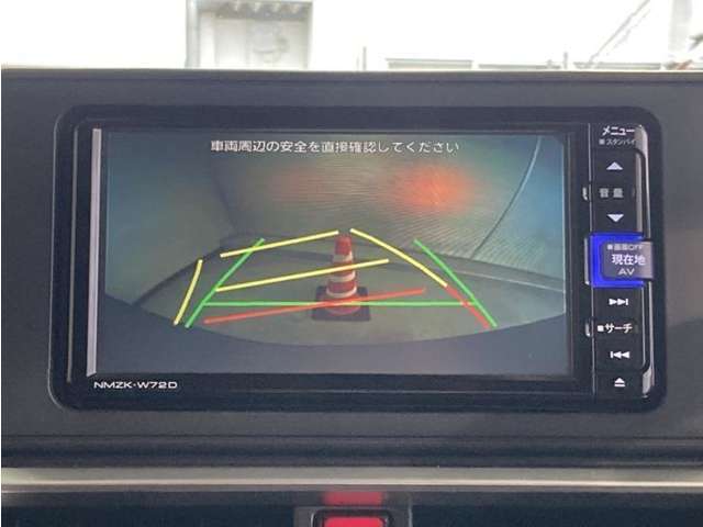 バックモニター付きです。車の後方に小型カメラが付いており、バックする際の後方の様子をモニター上に表示します。