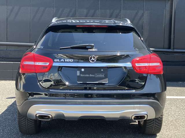 ウィンカー内蔵ドアミラーを開発したのは『メルセデス・ベンツ』です。他車からの視認性が高まり、事故の可能性を低減させています。更に、点灯部分はドライバーの視界に入らないように設計されています。