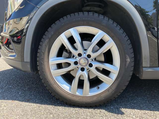 メルセデス・ベンツはドイツ本国シュツットガルト近郊でのメルセデス自車が関わった重大事故を、40年以上に亘って調査しています。エアバッグやシートベルトテンショナーは、この調査の結果生み出されました。