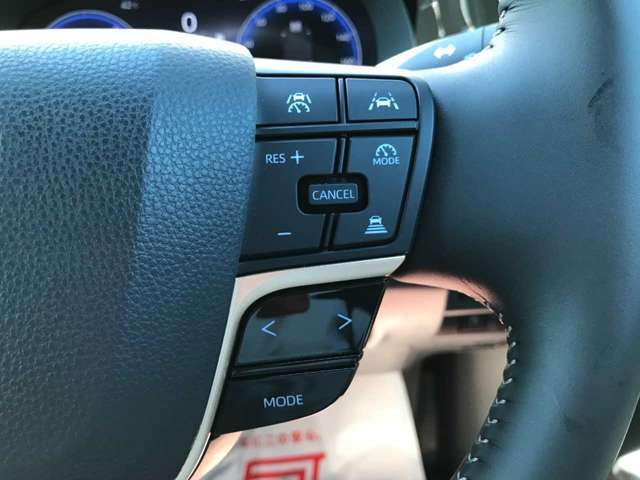 【レーダークルーズコントロール】設定速度を一定にキープし続けるクルーズコントロールの機能に、先行車に追いついた際には、自動で減速し一定速度で追従してくれます。