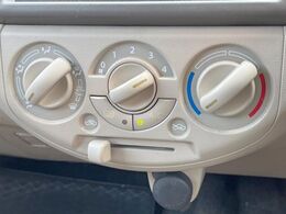 寒い冬も暑い夏も全席に快適な空調を届けてくれる、ダイヤル式エアコンを装備♪