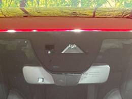 【i-ACTIVESENSE】走行中に前方の車両等を認識し、衝突しそうな時は警報とブレーキで衝突回避と被害軽減をアシスト。より安全にドライブをお楽しみいただけます。