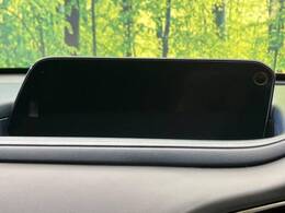 【8.8インチマツダコネクト】車内の雰囲気にマッチした大型のディスプレイ。スマホ接続でのナビ使用やBluetooth再生等、様々な機能が楽しめます。直感的なダイヤル操作が可能で、使い勝手も良好です。