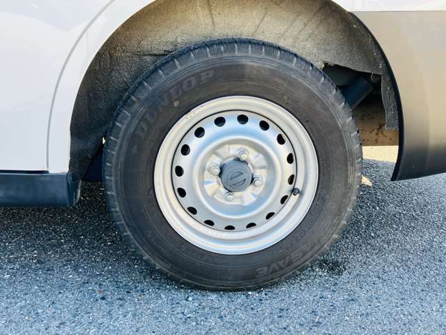 ●タイヤ溝まだまだあります。納車時にタイヤ交換の必要がないので、購入時の出費を最低限に抑えられます。