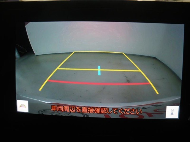バックモニター付き。　車両後方の映像が画面に表示されるので、車庫入れが苦手な人も安心です。ただし、目視確認もお忘れなくお願いいたします。