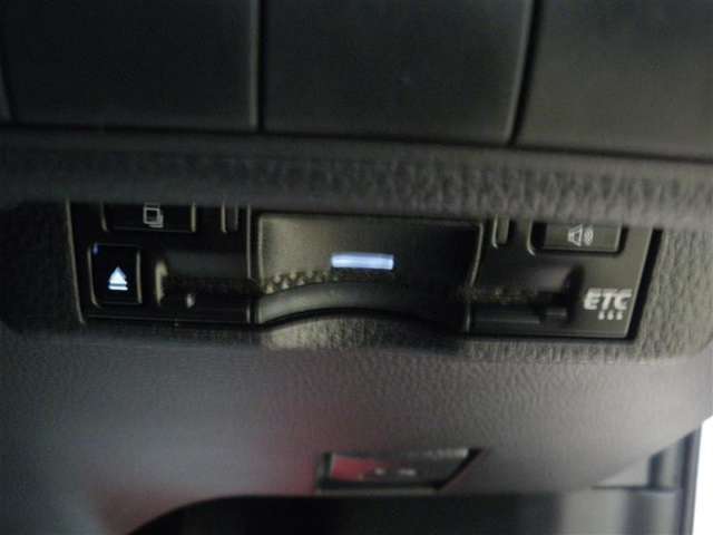 「ETC」も付いています！　これがあれば料金所もラクラク通過。料金所で起こりやすいちょっとした渋滞もありません。　各種割引も使えてオトクです。オールシーズンに嬉しいアイテムですよね♪