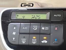 【オートエアコン】一度お好みの温度に設定すれば、車内の温度を検知し風量や温度を自動で調整。暑い…寒い…と何度もスイッチ操作をする必要はありません。快適な車内空間には必須の機能ですね♪