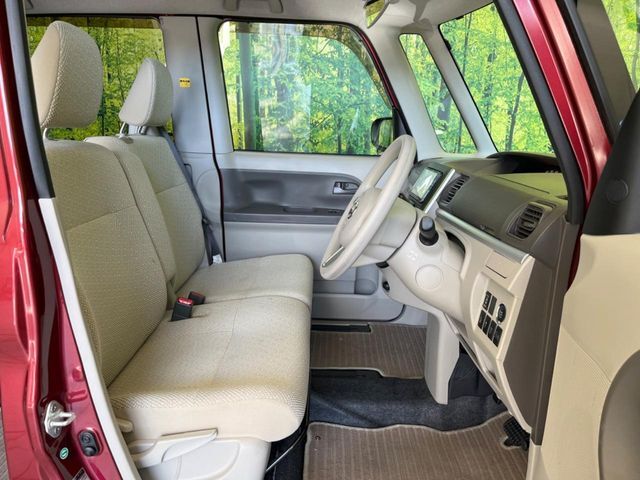 運転席シート廻りは使用感も少なく、良好な状態となっています。前オーナー様が丁寧に使っていたことがよくわかりますね。