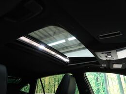 【ムーンルーフ】開放感たっぷりの希少装備、ムーンルーフが装着されています！車内に明かりを取り入れたり景色を楽しむ以外にも、車内の空気も簡単に換気できて快適です！