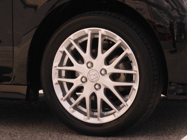 アルミホイール装着車です！これで足元まわりもおしゃれにきまります！